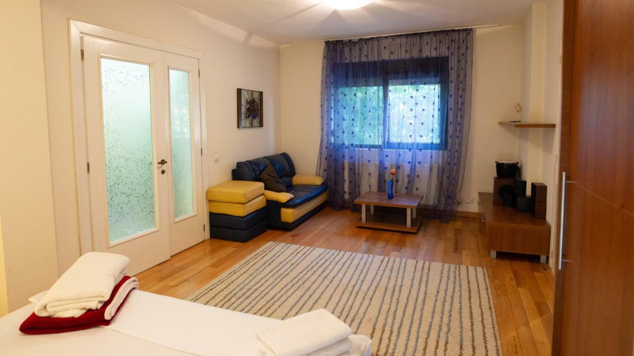 Nicole'S Apartment Бухарест Екстер'єр фото